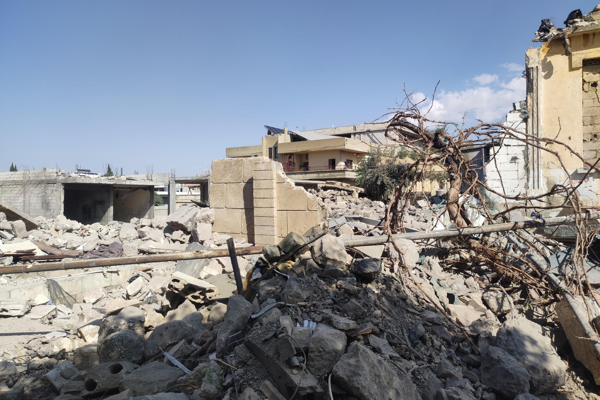Los restos de un reciente bombardeo israelí contra la ciudad de Baalbek, en el este del Líbano, vistos el 1 de noviembre de 2024. La pequeña Nasif, la cara oscurecida por el antiséptico, duerme ayudada por la morfina que le suministran en el hospital de Baalbek, en el este del Líbano, donde fue admitida en los últimos días tras ser víctima de un bombardeo israelí que ha matado a casi toda su familia. EFE/Noemí Jabois
