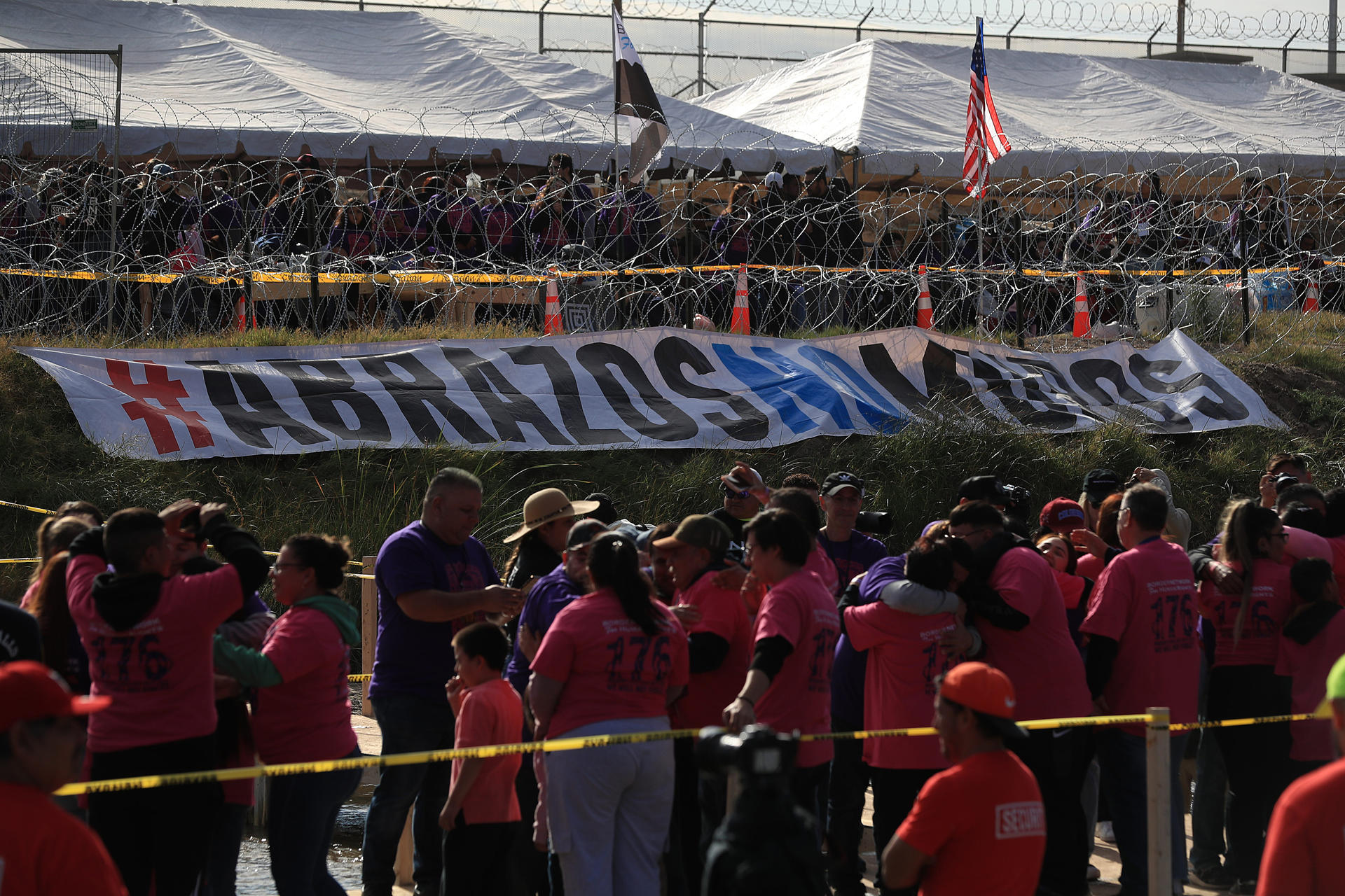 Familias se abrazan durante un evento en río Bravo este sábado, en Ciudad Juárez, estado de Chihuahua (México). EFE/ Luis Torres
