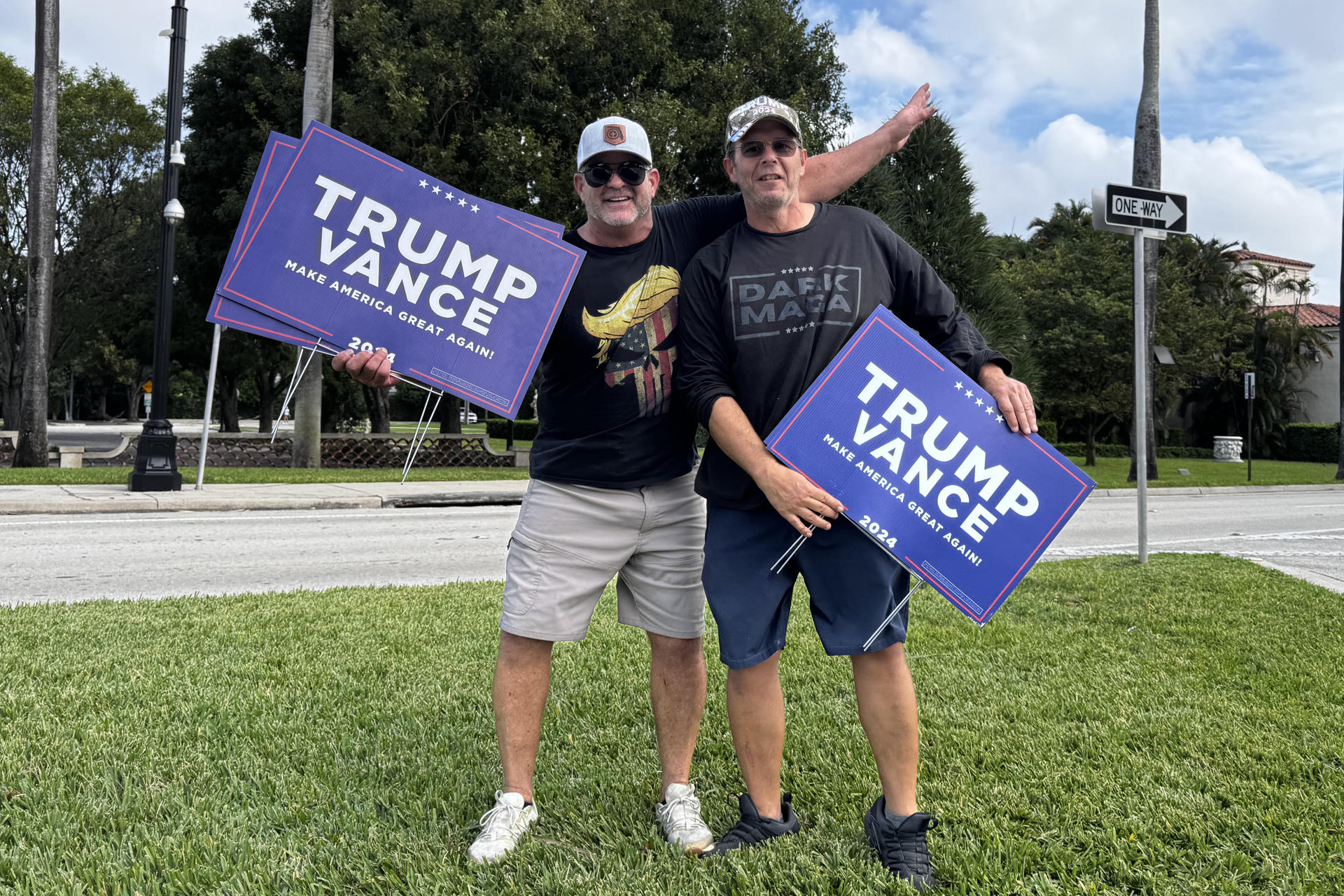 Dos simpatizantes del expresidente y candidato republicano Donald Trump muestran carteles de apoyo al candidato, este martes en Palm Beach, Florida (Estados Unidos). Decenas de simpatizantes de Donald Trump se reunieron en el centro de votación del Morton and Barbara Mandel Recreation Center, de Palm Beach (Florida, EE.UU.), para apoyarlo y acompañarlo a votar en el lugar. EFE/ Alicia Civita
