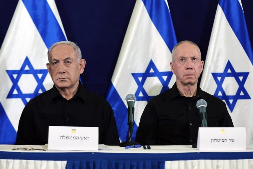 El Primer Ministro de Israel, Benjamin Netanyahu (I), y el Ministro de Defensa, Yoav Gallant (D), ofrecen una conferencia de prensa en la base militar Kirya en Tel Aviv, Israel, el 28 de octubre de 2023 (reemitido el 05 de noviembre de 2024). El Primer Ministro israelí Netanyahu anunció el 05 de noviembre de 2024 que despidió al Ministro de Defensa Yoav Gallant y nombró al Ministro Yisrael Katz para el cargo. “Hoy decidí poner fin al mandato del Ministro de Defensa. En su lugar, he decidido nombrar al Ministro Yisrael Katz para el cargo”, dijo Netanyahu, citando una “crisis de confianza” entre él y Gallant. EFE/EPA/ABIR SULTAN / POOL
