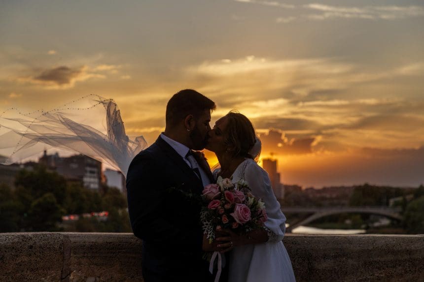 En la imagen de archivo, unos novios se besan al atardecer. EFE/JAVIER BELVER