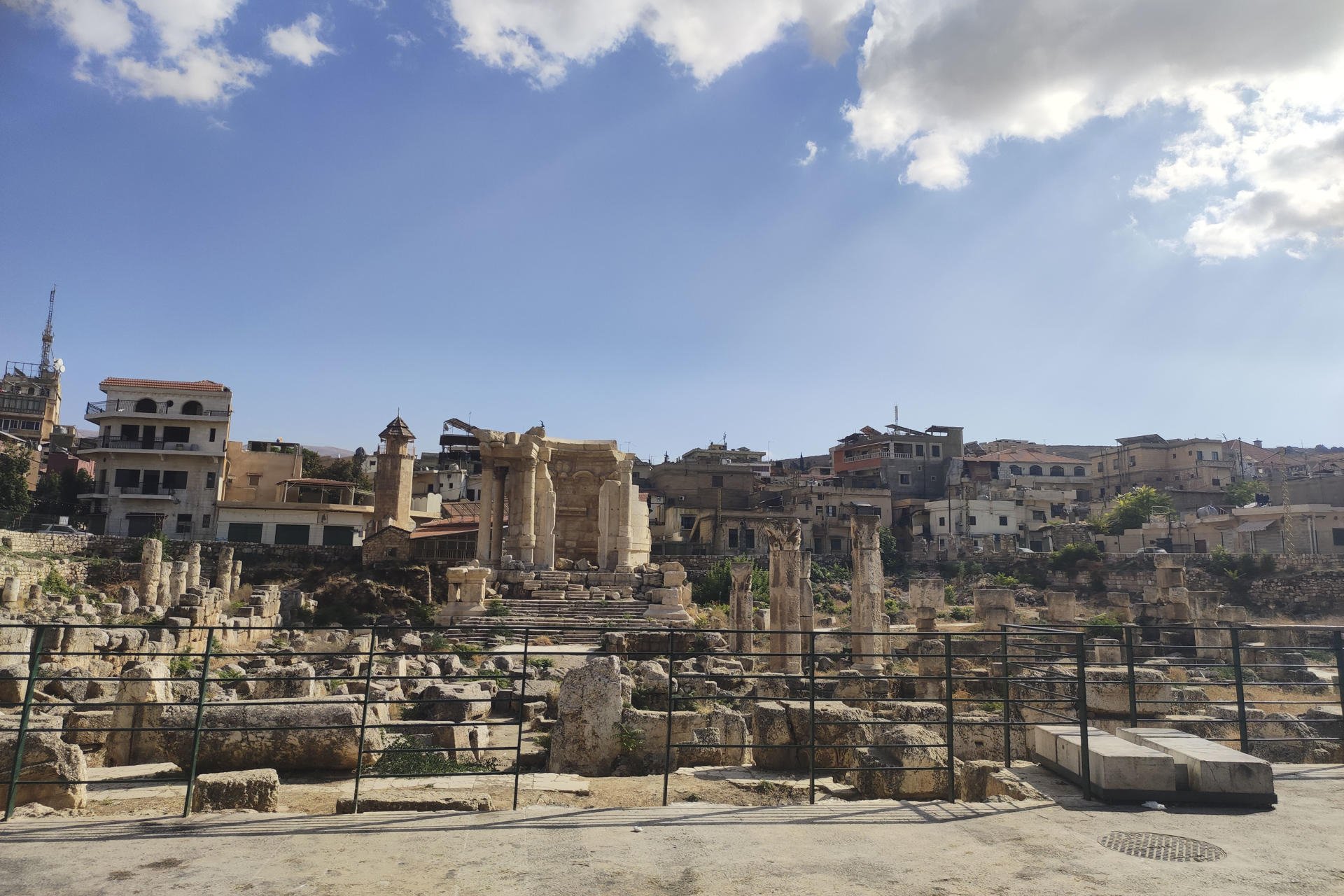 Las ruinas grecorromanas de Baalbek, en el este del Líbano y patrimonio de la humanidad por la Unesco, vistas hoy después de que Israel intensificara en los últimos días sus bombardeos contra la ciudad y sus alrededores. Conocida como la Ciudad del Sol, la histórica Baalbek, en el este del Líbano, recibió esta semana su primera orden de evacuación total por parte de Israel, que ha intensificado sus bombardeos contra la zona, amenazando unos de los vestigios romanos mejor conservados del mundo. EFE/Noemí Jabois
