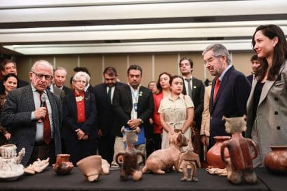 Fotografía cedida este jueves por la Secretaría de Relaciones Exteriores (SRE) de su titular, Juan Ramón de la Fuente (2-d), y el director del Instituto Nacional de Antropología e Historia (INAH), Diego Prieto, durante un acto protocolario en la Ciudad de México (México). EFE/Secretaría de Relaciones Exteriores/SOLO USO EDITORIAL/SOLO DISPONIBLE PARA ILUSTRAR LA NOTICIA QUE ACOMPAÑA (CRÉDITO OBLIGATORIO)