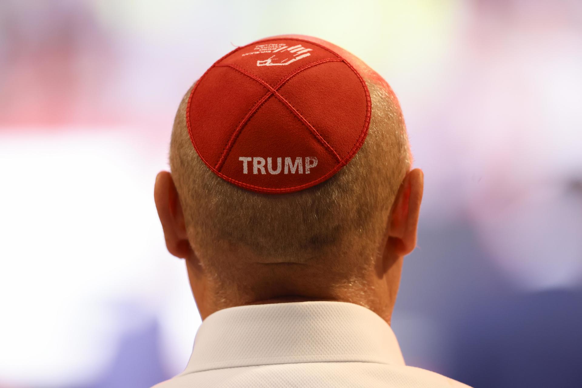 Un simpatizante espera un evento en el que el candidato presidencial republicano Donald J. Trump hablará durante un evento de campaña en el foro Fiserv en Milwaukee, Wisconsin, EE. UU., el 1 de noviembre de 2024 EFE/EPA/Jeffrey Phelps
