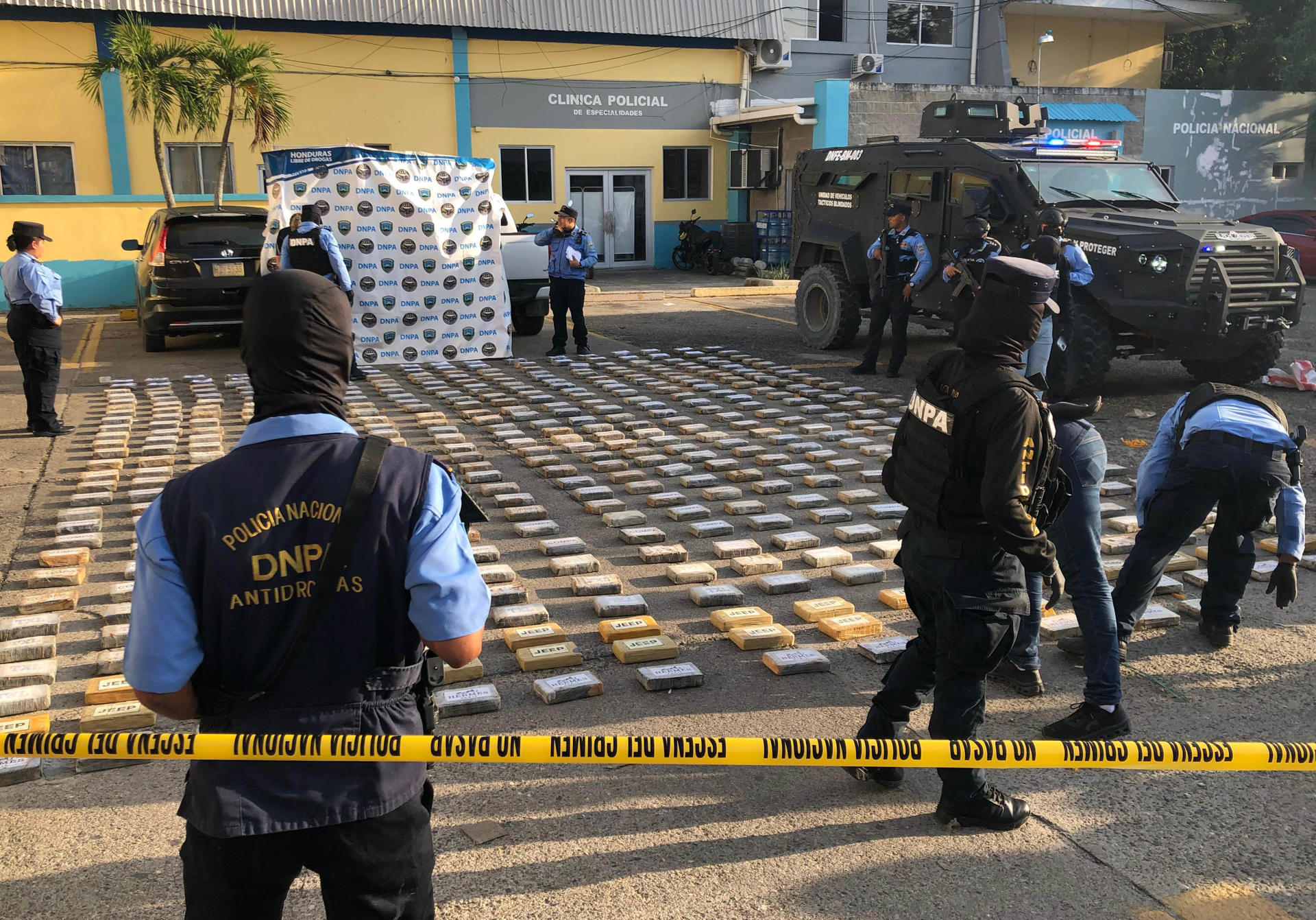Agentes de la Dirección Policial Antimaras y Pandillas contra el Crimen Organizado (DIPAMCO), muestran un cargamento de droga decomisado este miércoles en Cofradía, departamento de Cortés al norte de Honduras. EFE/José Valle