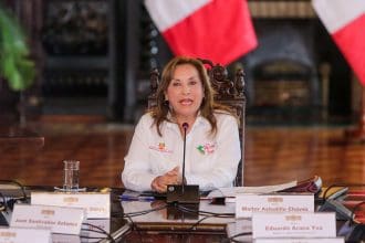 Fotografía del 22 de octubre del 2024 de la presidenta de Perú, Dina Boluarte, presentando un balance de su gestión en el Palacio de Gobierno en Lima (Perú). EFE/ Stringer