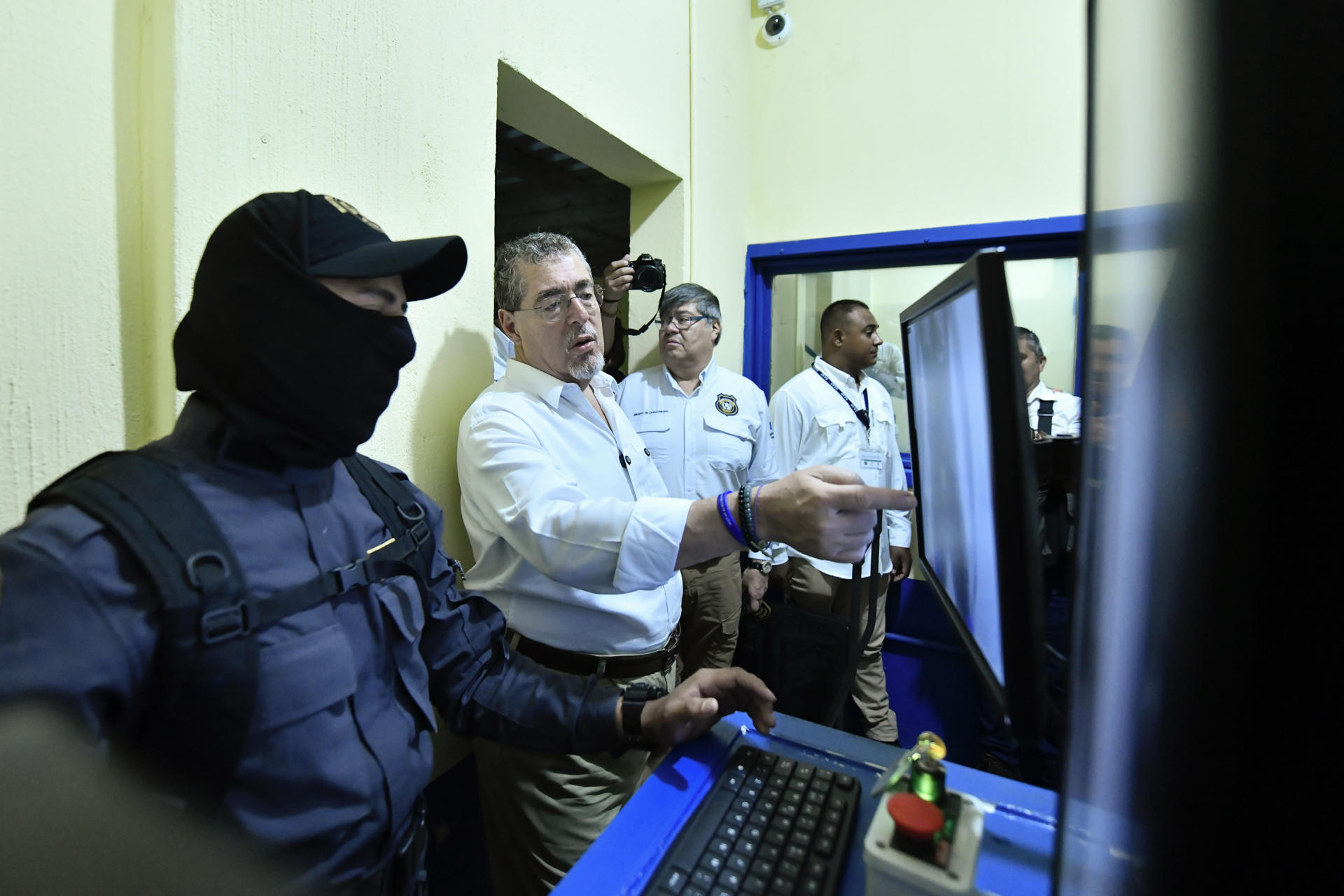 Fotografía cedida del presidente de Guatemala, Bernardo Arévalo de León (c) supervisando las nuevas instalaciones del Centro de Detención de Máxima Seguridad este 5 de noviembre de 2024, en Escuintla (Guatemala). EFE/ Gobierno de Guatemala