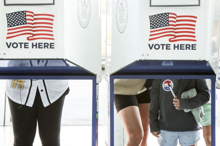 Estadounidenses depositan su voto en un colegio electoral en el vestíbulo del Museo de Brooklyn de Nueva York este martes. EFE/ Sarah Yenesel