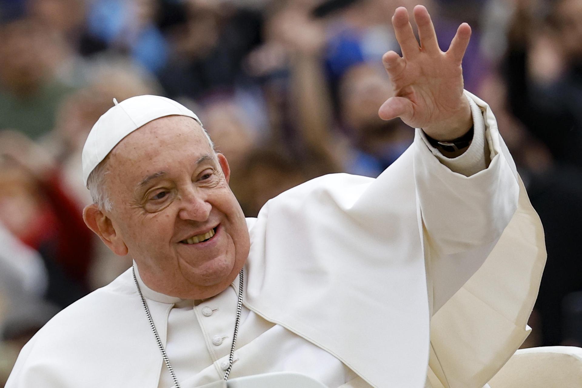 El papa Francisco saluda a los fieles durante su audiencia general semanal en la Plaza de San Pedro, Ciudad del Vaticano, 20 de noviembre de 2024. EFE/EPA/FABIO FRUSTACI