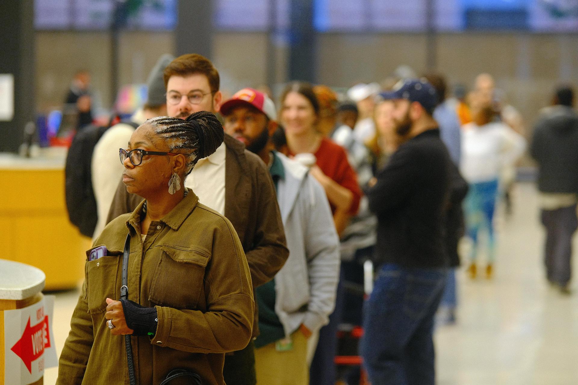 Personas hacen fila en el centro de votación situado en el Martin Luther King Jr. Biblioteca Memorial en Washington, DC, este 5 de noviembre de 2024, día de unas elecciones presidenciales de EE.UU. que se prevén muy reñidas y con grandes posibilidades de que el conteo se alargue. EFE/EPA/Gamal Diab
