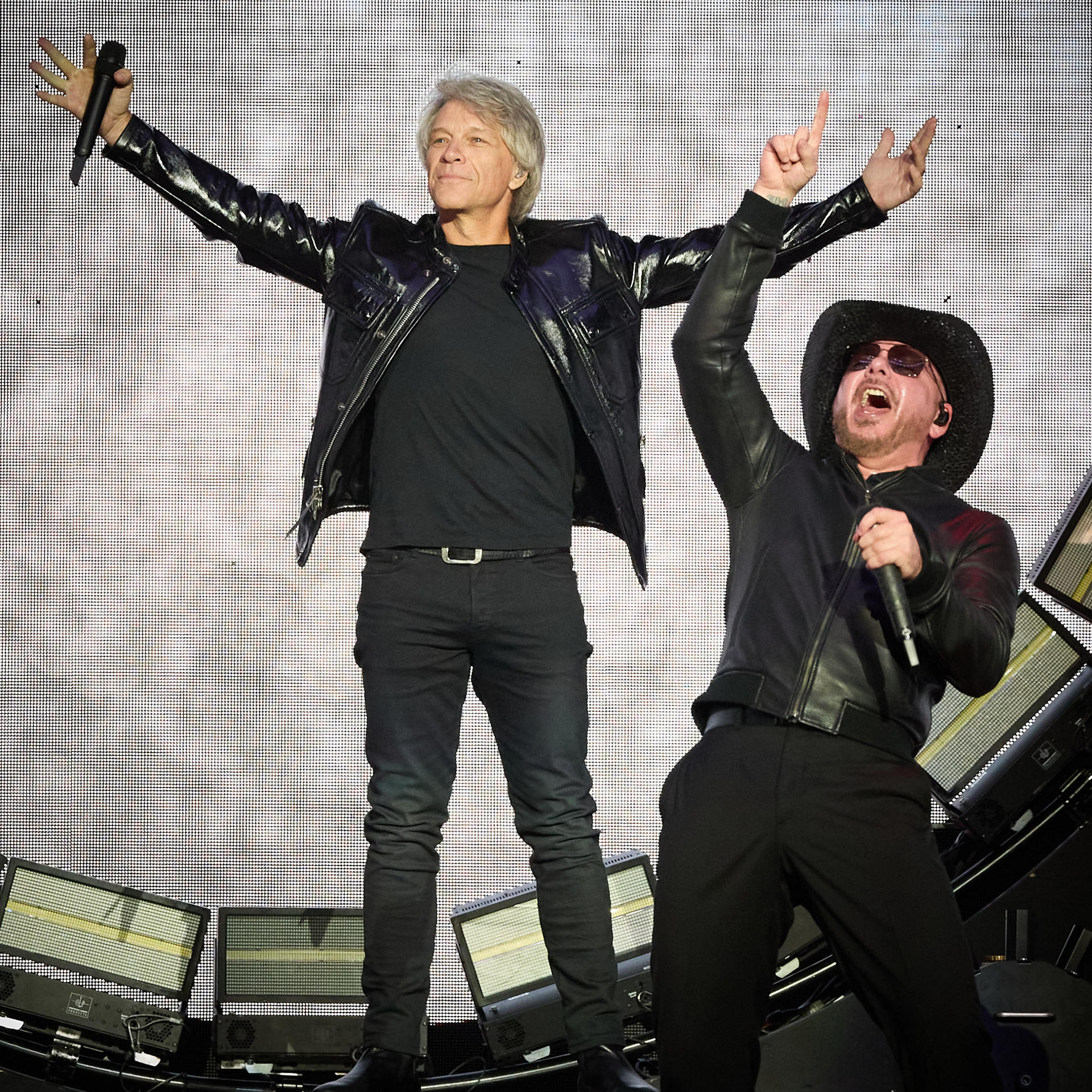 Fotografía del 12 de septiembre de 2024 cedida por David Bergman donde aparecen los artistas Jon Bon Jovi (i) y Pitbull durante un concierto de la gira 'Party After Dark Tour' de Pitbull, celebrado en el Teatro Jones Beach en Wantagh, Nueva York (EE.UU). EFE/David Bergman