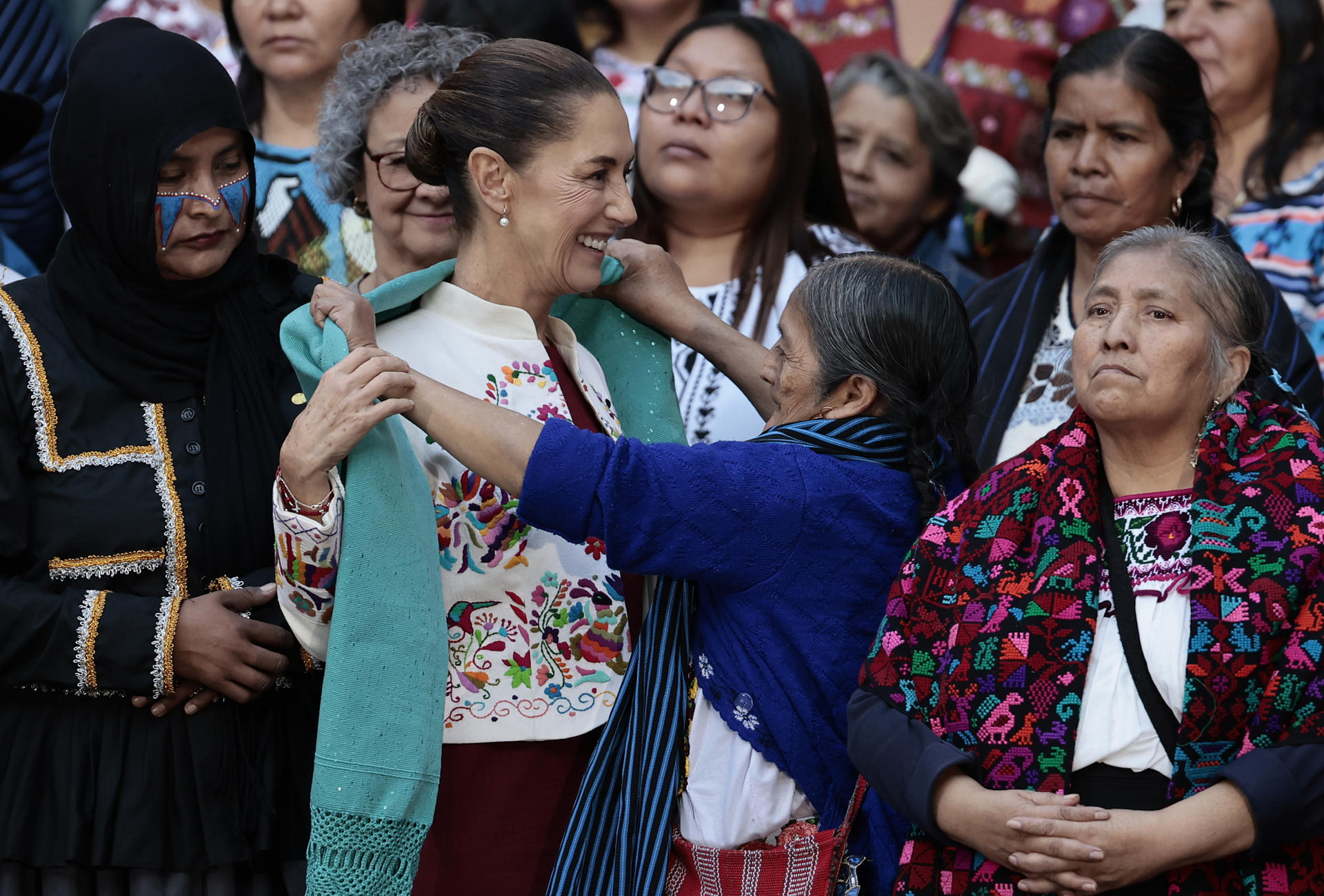 La presidenta de México, Claudia Sheinbaum (i), participa en un encuentro con mujeres artesanas este miércoles, en el Palacio Nacional de Ciudad de México (México). EFE/ José Méndez
