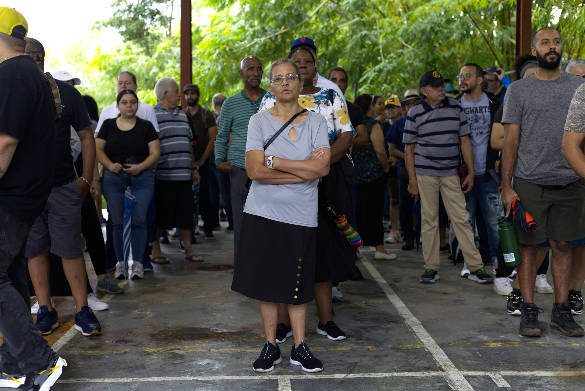 Personas hacen cola para depositar sus votos este martes en un centro de votación en Carolina (Puerto Rico). EFE/Thais Llorca