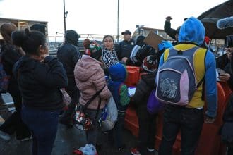 Fotografía del 18 de noviembre de 2024 de personas en una fila para cruzar la frontera hacia Estados Unidos, en el Puente Internacional Paso del Norte en Ciudad Juárez en Chihuahua (México). EFE/ Luis Torres