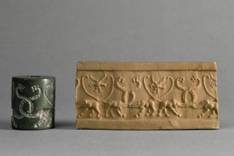 Ejemplo de sello cilíndrico (izquierda) y su diseño impreso en arcilla (derecha). Fotografía faciliada por: Franck Raux © 2001 GrandPalaisRmn (Museo del Louvre). EFE