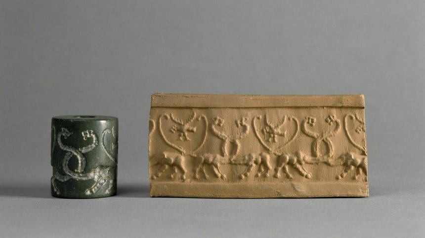 Ejemplo de sello cilíndrico (izquierda) y su diseño impreso en arcilla (derecha). Fotografía faciliada por: Franck Raux © 2001 GrandPalaisRmn (Museo del Louvre). EFE