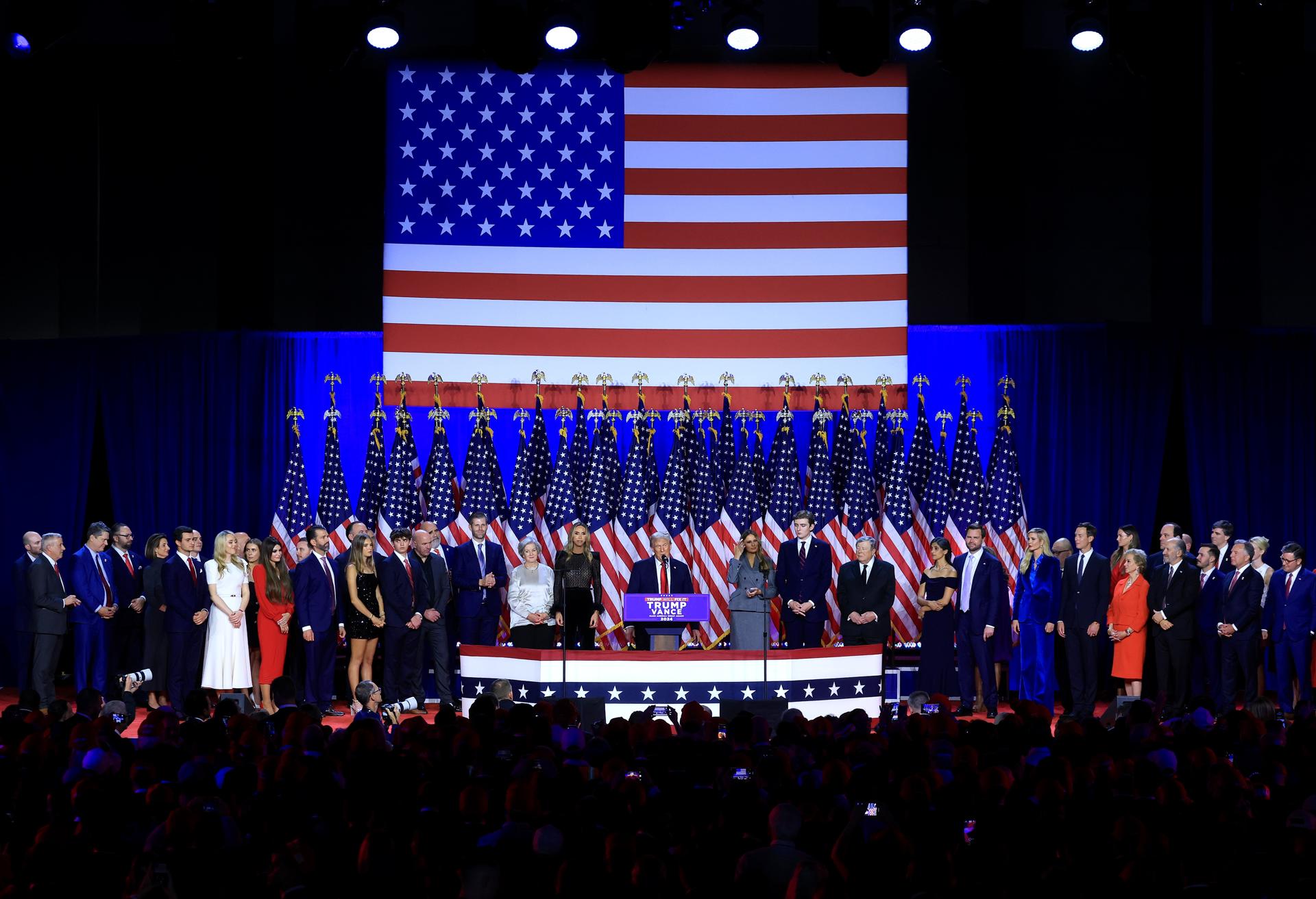 El candidato presidencial estadounidense por el partido republicano, Donald Trump, se proclama vencedor de las elecciones ante sus seguidores en el centro de Convenciones de Palm Beach en Florida, Estados Unidos. EFE/ Cristobal Herrera-Ulashkevich