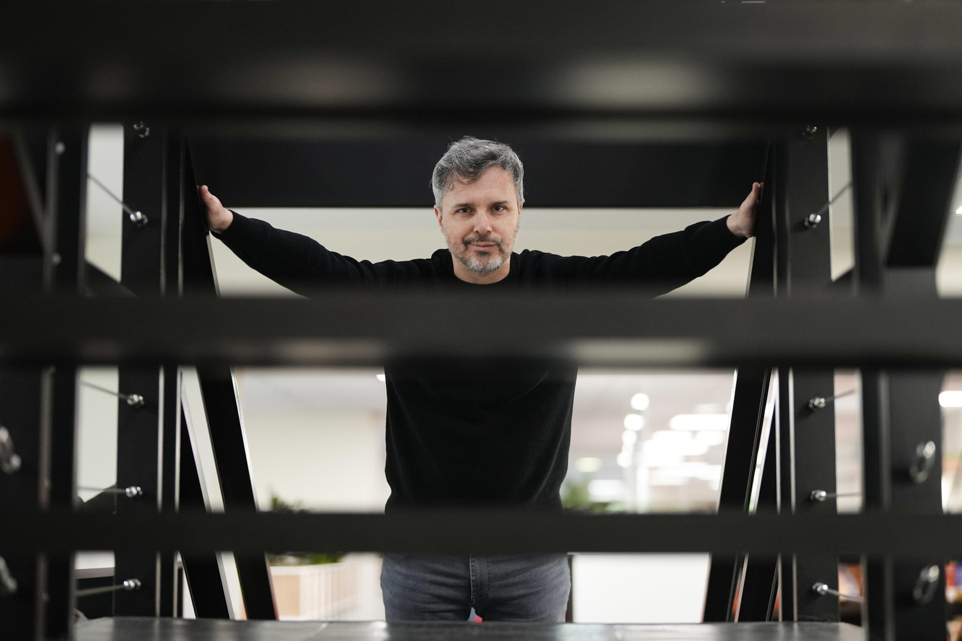 El escritor Juan Gómez Jurado cierra la saga de 'Reina Roja', con la que ha vendido más de 3,5 millones de ejemplares solo en español, con 'Todo muere', octava y última entrega del 'thriller' protagonizado por Antonia Scott del que habla con EFE.  EFE/ Borja Sanchez-trillo
