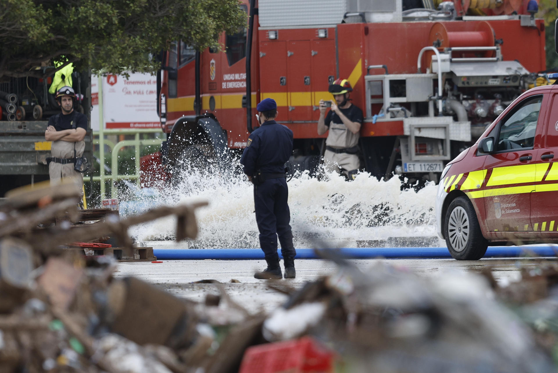 Bomberos y policía Nacional continúan en los trabajos de achique y búsqueda en el parking de Bonaire en Aldaia, Valencia, este lunes. EFE/Kai Försterling