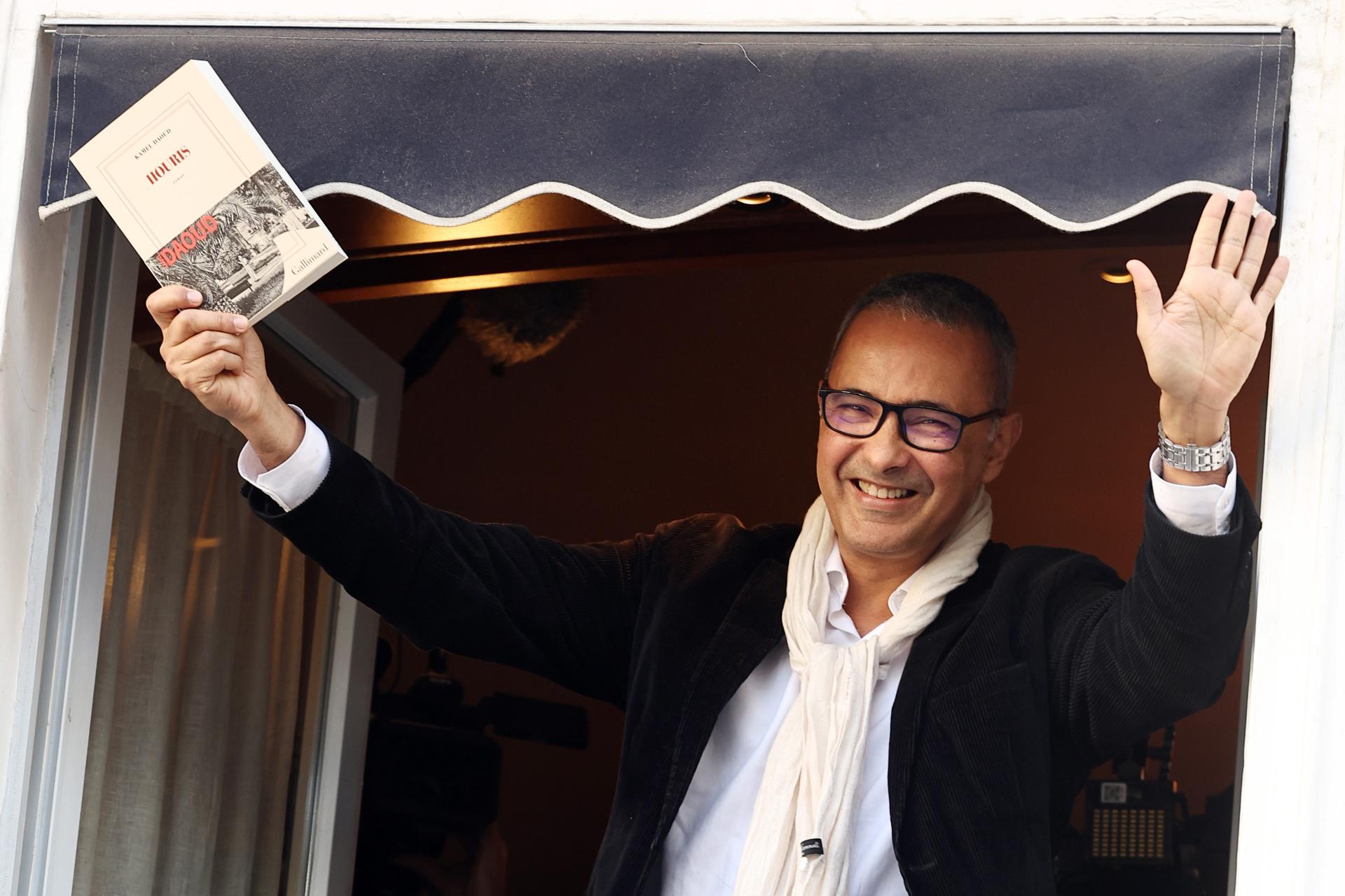 El escritor argelino Kamel Daoud celebra en el restaurante Drouant tras ganar el Premio Literario Goncourt 2024 por su libro 'Houris' en París, el 4 de noviembre de 2024. EFE/EPA/CHRISTOPHE PETIT TESSON