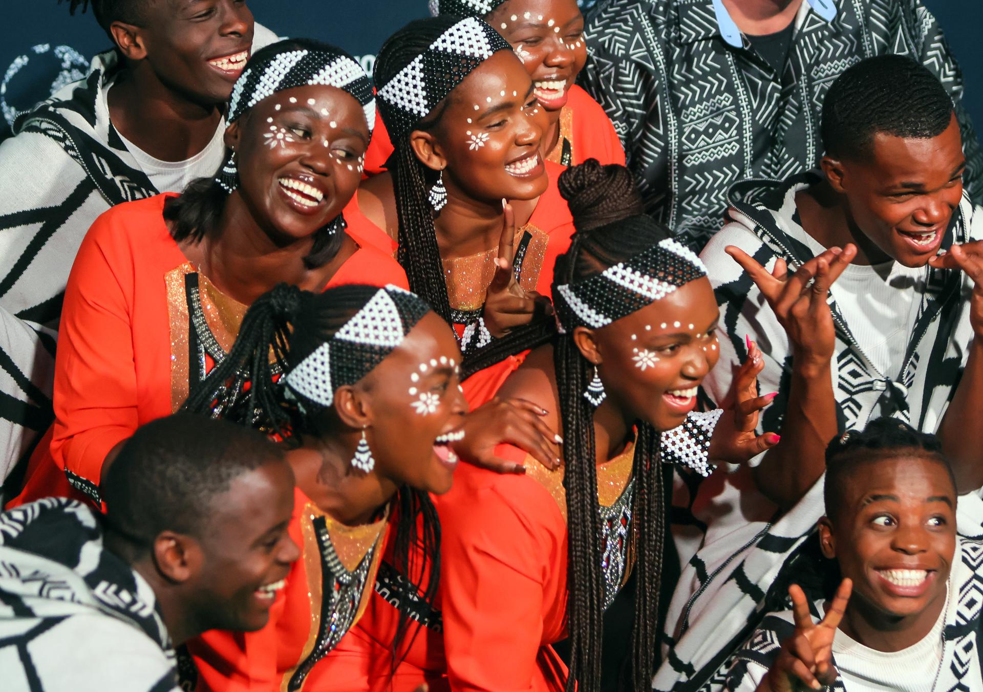 Miembros del Coro de la Juventud Ndlovu en la entrega de galardones. EFE/EPA/HALDEN KROG
