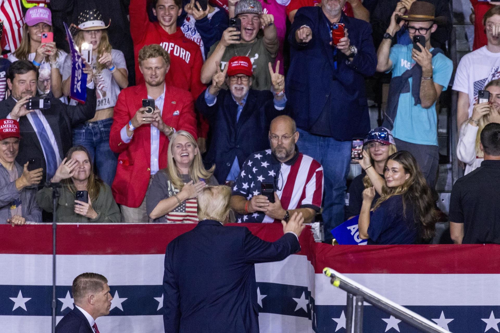 El expresidente de Estados Unidos y actual candidato presidencial republicano, Donald Trump, se marcha después de pronunciar un discurso durante un mitin de campaña en el Centro Cívico de Salem en Salem, Virginia. EFE/EPA/SHAWN THEW
