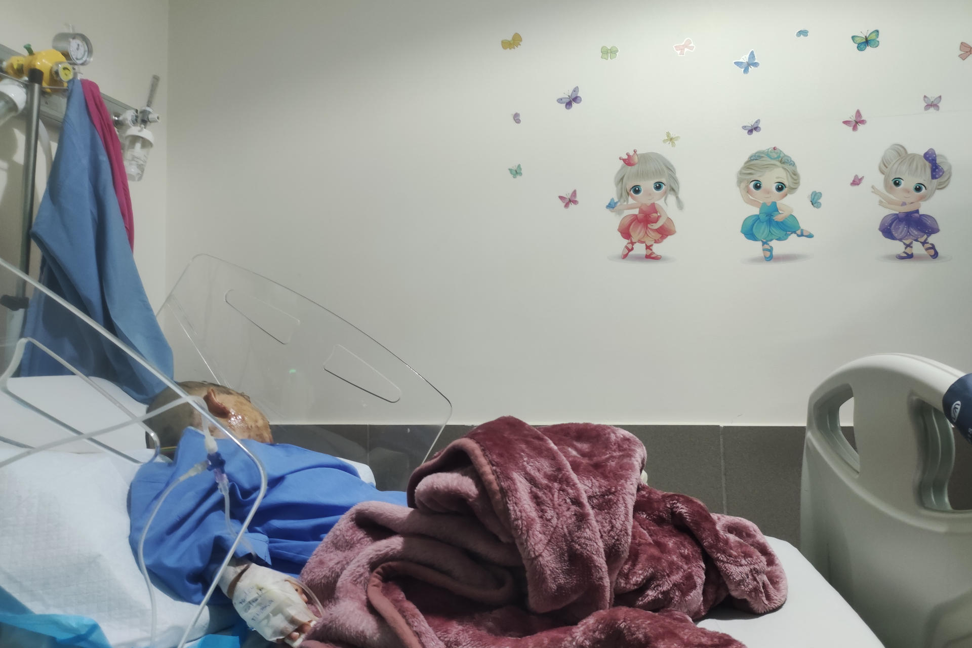 Una bebé herida en un bombardeo israelí ingresada en la Unidad de Cuidados Intensivos (UCI) pediátrica del Hospital Dar al Amal en Baalbek, en el este del Líbano, el 1 de noviembre de 2024. La pequeña Nasif, la cara oscurecida por el antiséptico, duerme ayudada por la morfina que le suministran en el hospital de Baalbek, en el este del Líbano, donde fue admitida en los últimos días tras ser víctima de un bombardeo israelí que ha matado a casi toda su familia. EFE/Noemí Jabois
