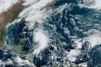 Fotografía satelital cedida este miércoles por la Oficina Nacional de Administración Oceánica y Atmosférica (NOAA) a través del Centro Nacional de Huracanes (NHC) estadounidense donde se muestra la localización del huracán Rafael sobre el Caribe. EFE/NOAA-NHC