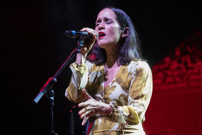 Fotografía de archivo de la cantante mexicana Julieta Venegas. EFE/Marcial Guillén