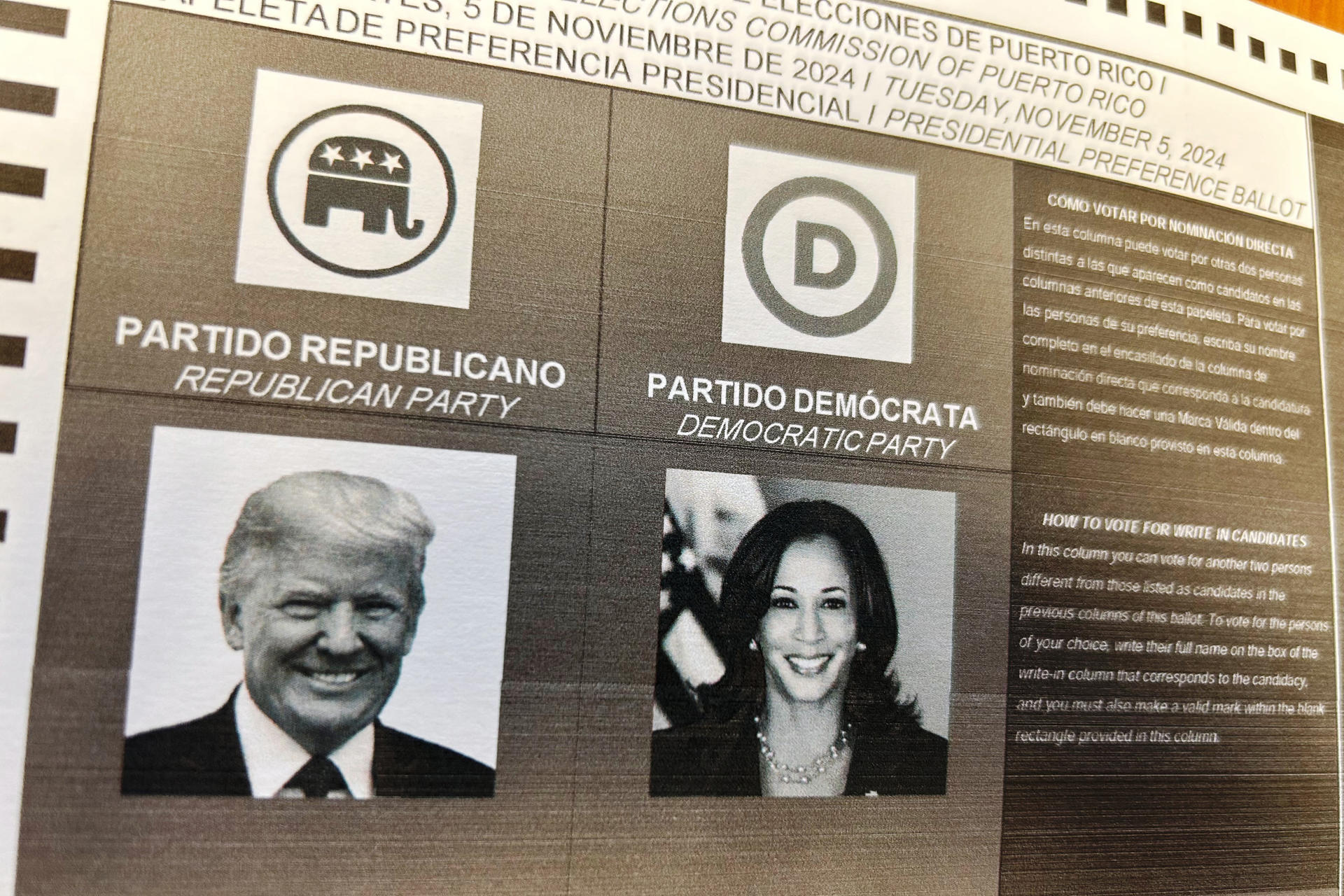 Fotografía del 23 de octubre de 2024 de una reproducción de la papeleta de los candidatos a la presidencia de los Estados Unidos. EFE/ Marina Villén