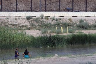 Fotografía de archivo en donde se ven dos mujeres migrantes mientras cruzan el río Bravo (río Grande), frontera natural entre Estados Unidos y México. EFE/Luis Torres