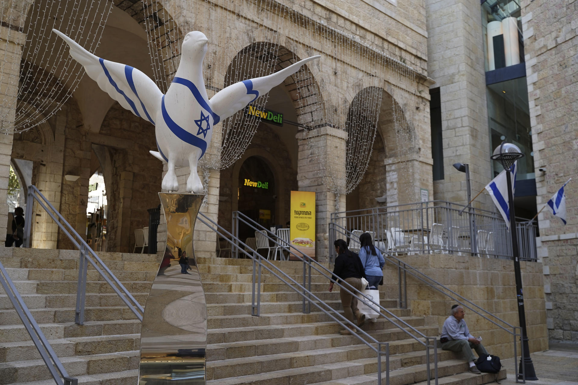 Vista de un centro comercial en Jerusalén, hoy martes, día en que se celebran las elecciones presidenciales en Estados Unidos. EFE/Alejandro Ernesto