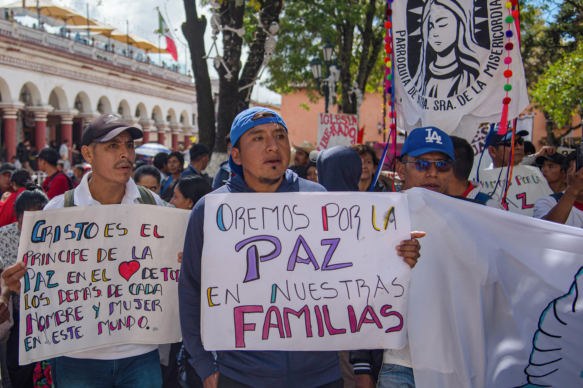 Manifestantes participan en una marcha en rechazo a la violencia este domingo, en San Cristóbal de las Casas (México). EFE/ Carlos López
