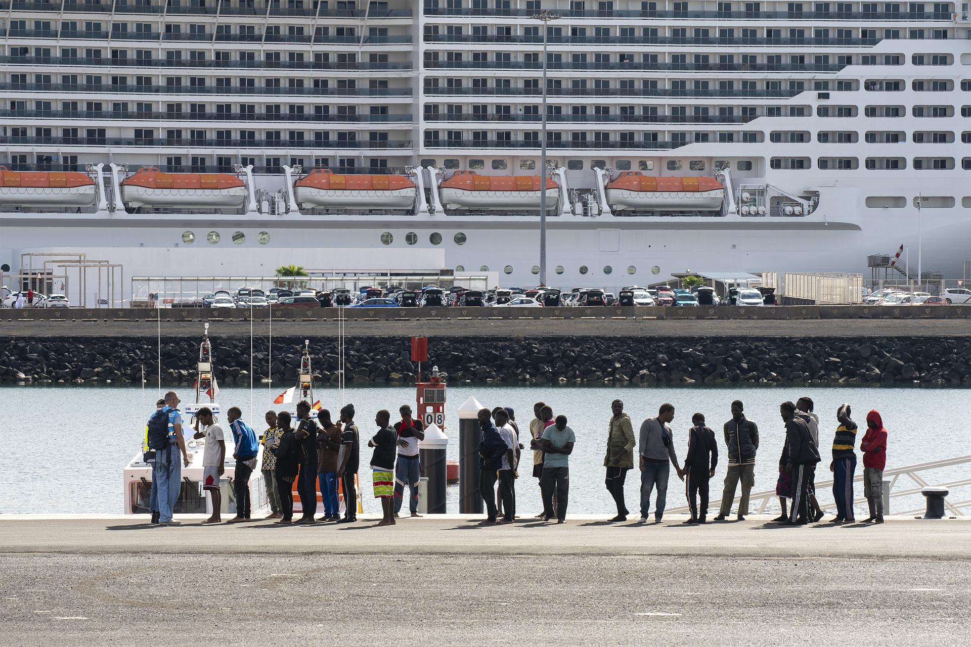 -Salvamento Marítimo ha rescatado este lunes por la mañana otras cinco lanchas neumáticas en aguas próximas a Lanzarote con unas 300 personas a bordo. En la imagen, llegada al puerto de Arrecife del buque Salvamar Al Nair con 64 personas. EFE/ Adriel Perdomo
