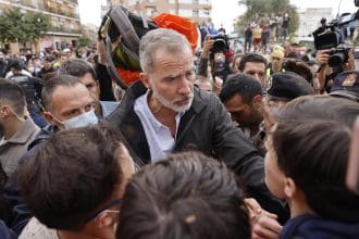 PAIPORTA (VALENCIA, ESPAÑA), 03/11/2024.- El rey Felipe habla con vecinos indignados, durante su visita a Paiporta este domingo. Gritos de 'fuera', así como lanzamiento de barro, están recibiendo a la comitiva de los reyes de España, el presidente del Gobierno, Pedro Sánchez, y el president de la Generalitat, Carlos Mazón, a su llegada al centro de Paiporta. Numerosas personas indignadas han recibido con insultos a la comitiva y se han encarado con ella, mientras que tanto el rey como la reina ha intentado mediar con jóvenes que se les han acercado. EFE/Ana Escobar
