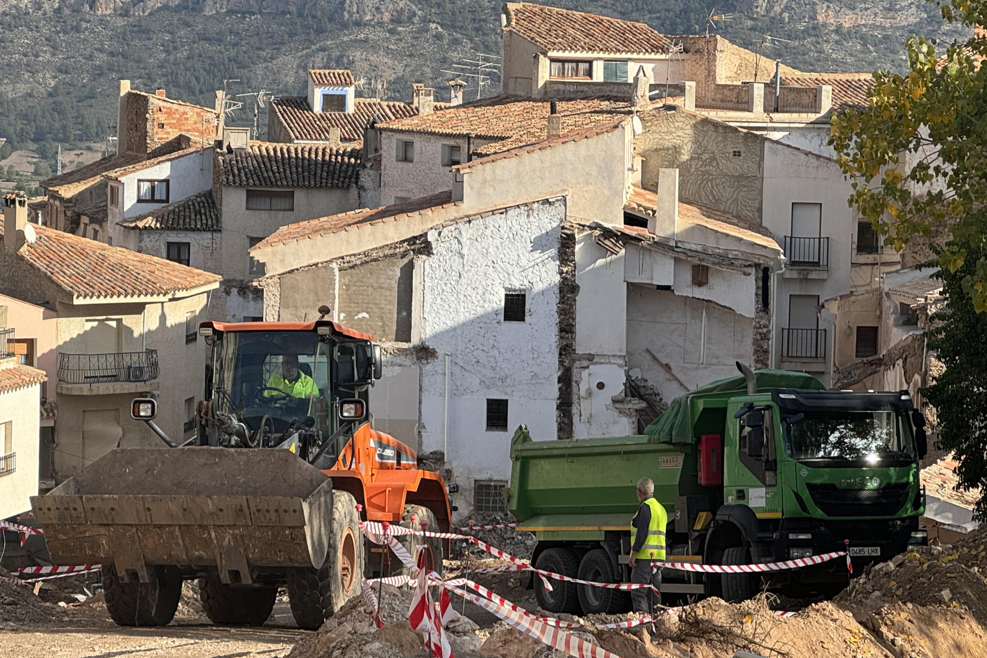 El operativo de búsqueda de las dos personas que siguen desaparecidas en Letur (Albacete) desde la riada del 29 de octubre se ha reanudado en la mañana de este miércoles, y ha intensificado las labores en la zona donde el martes aparecieron dos de los cuerpos. EFE/ Miguel Andújar

