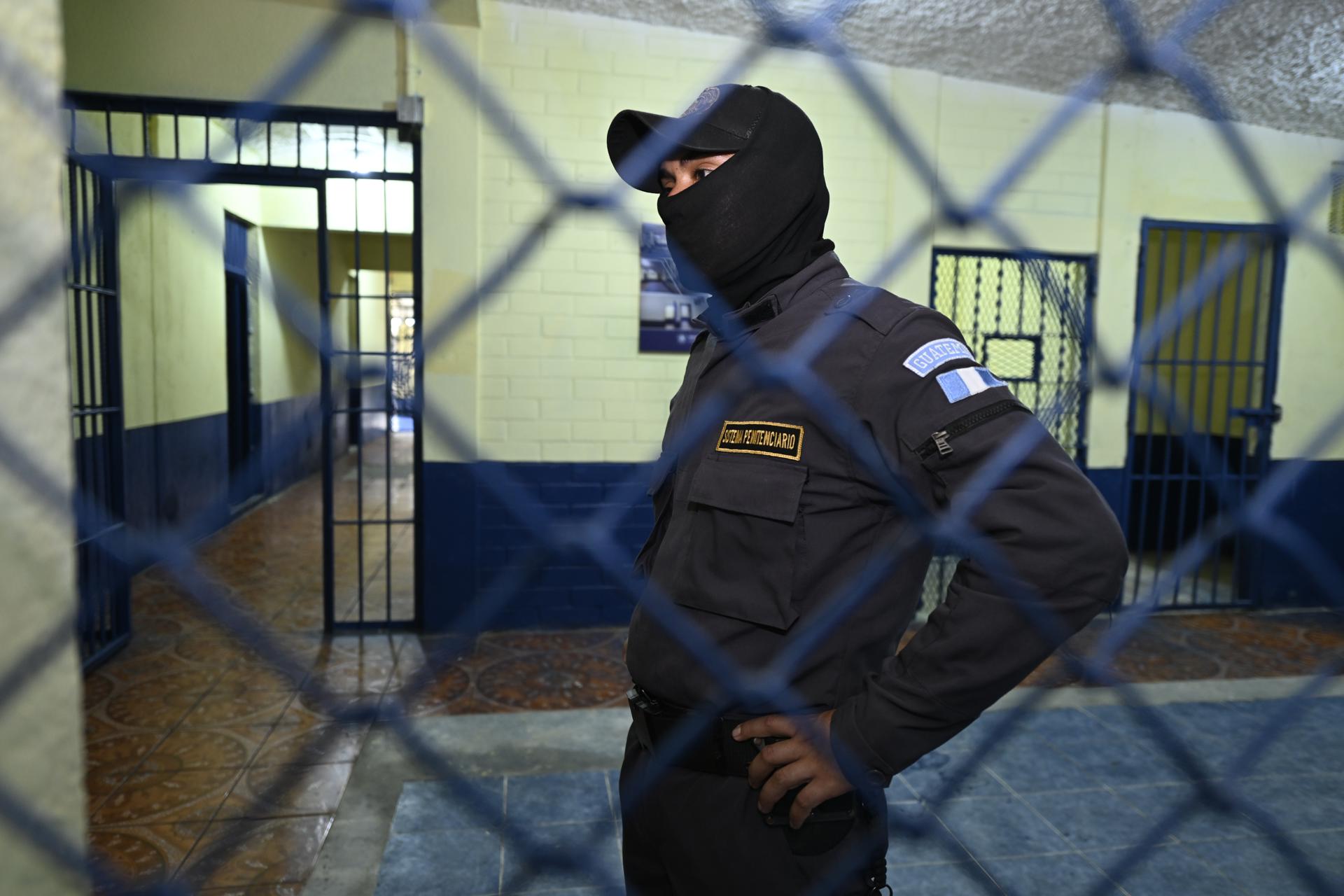 Fotografía cedida de guardia custodia las instalaciones del Centro de Detención de Máxima Seguridad este 5 de noviembre de 2024, en Escuintla (Guatemala). EFE/ Gobierno de Guatemala