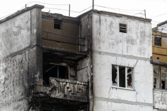 Kiev (Ucrania), 02/11/2024.- Un edificio dañado por el ataque de un dron ruso en un área residencial de Kiev, este sábado 2 de noviembre. EFE/EPA/SERGEY DOLZHENKO