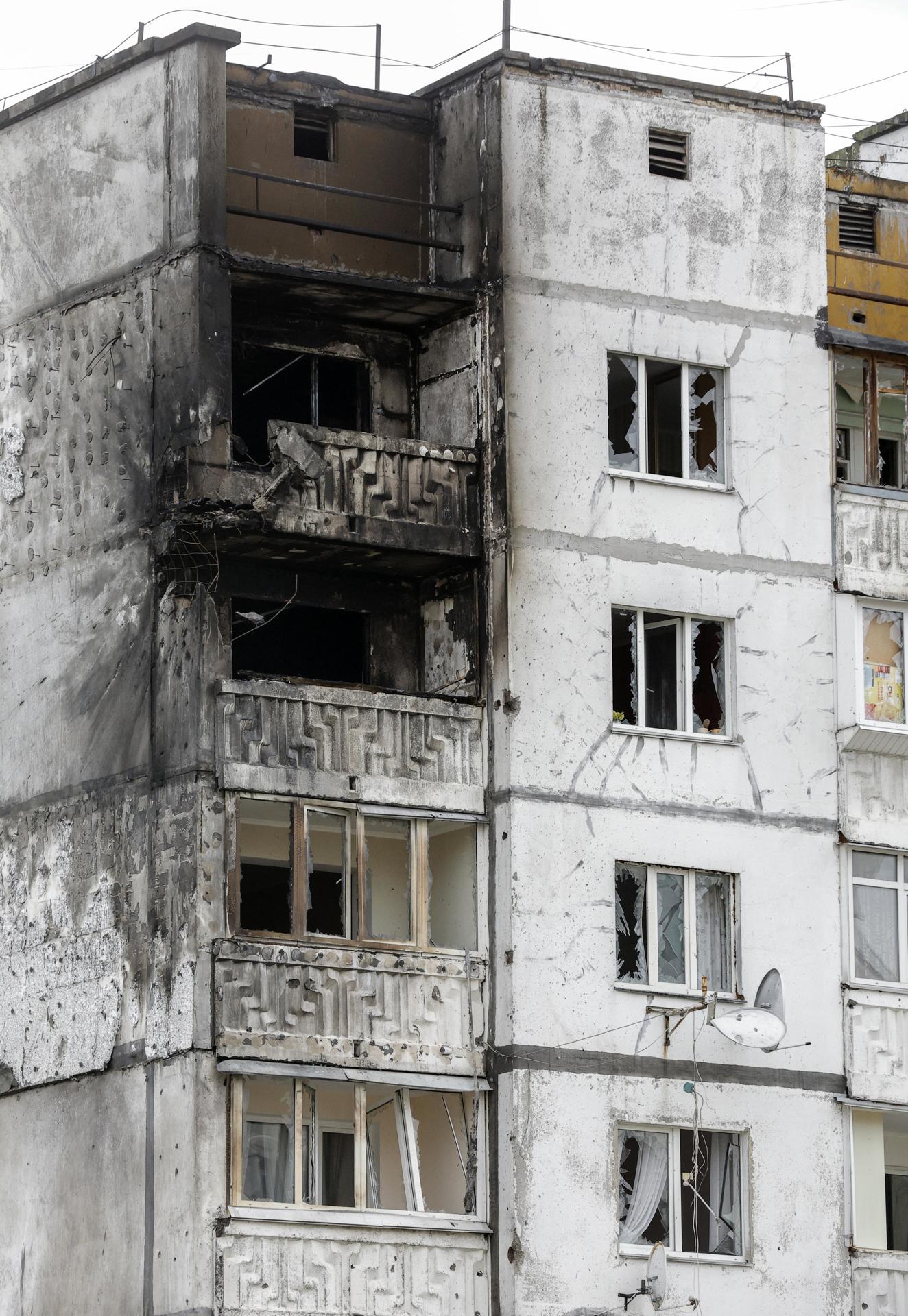 Kiev (Ucrania), 02/11/2024.- Un edificio dañado por el ataque de un dron ruso en un área residencial de Kiev, este sábado 2 de noviembre. EFE/EPA/SERGEY DOLZHENKO