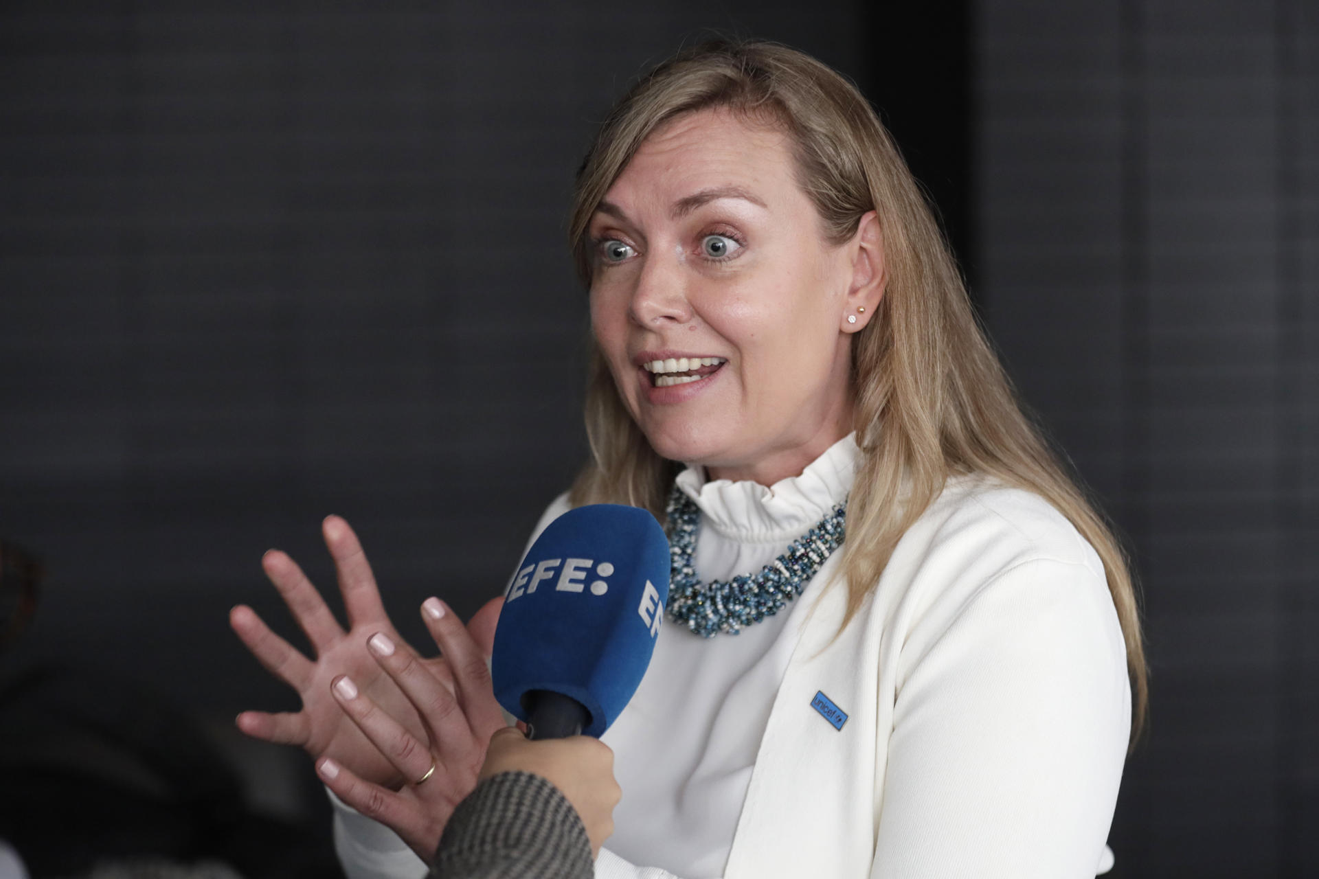 La representante adjunta de UNICEF en Colombia, Anna Azaryeva, habla este miércoles durante una entrevista con EFE en Bogotá. EFE/ Carlos Ortega
