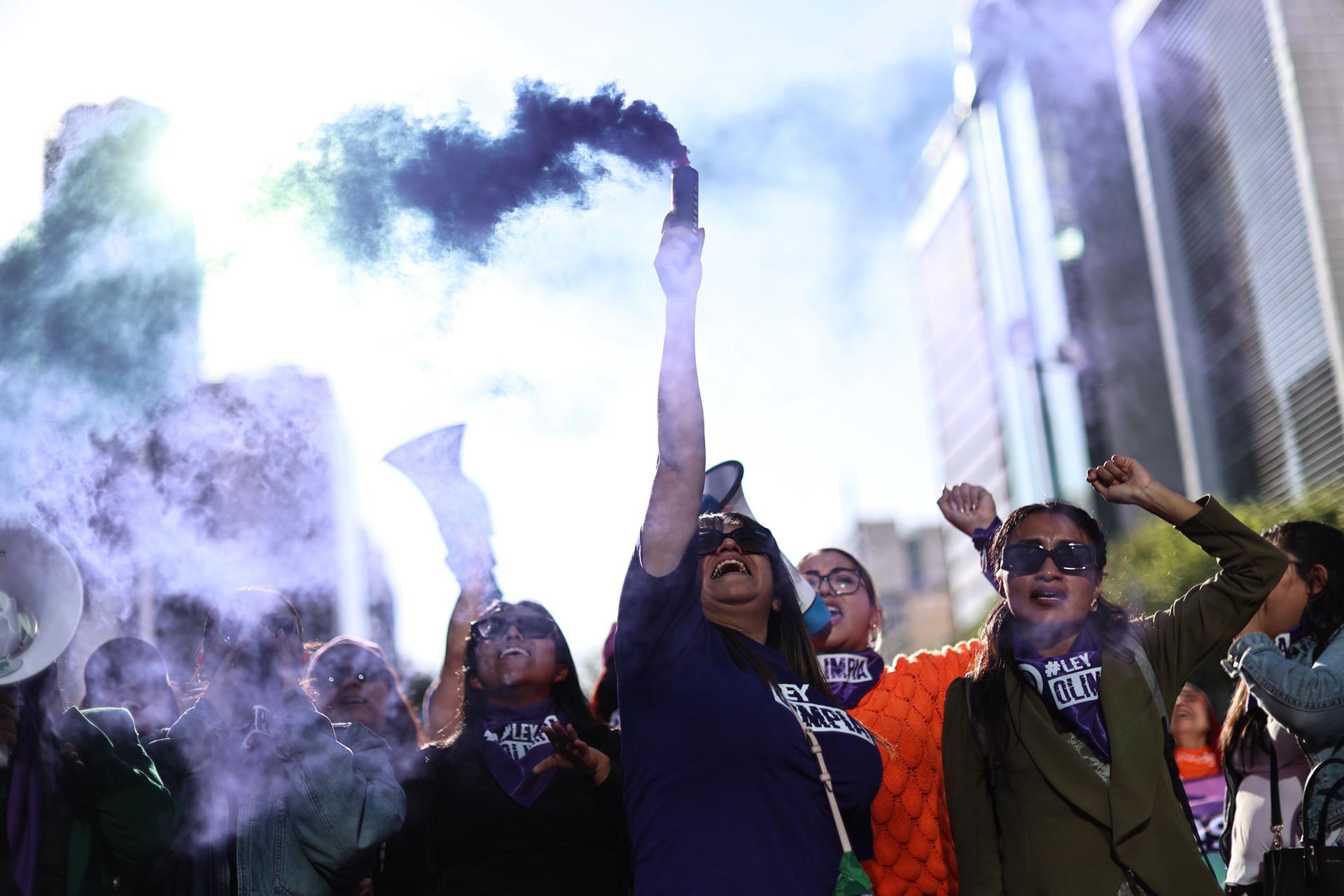 Varias mujeres participan en una manifestación por el Día Internacional de la Eliminación de la Violencia contra las Mujeres, este lunes en Ciudad de México (México). EFE/ Sashenka Gutiérrez