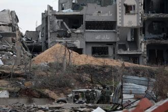 Foto de archivo de soldados israelíes junto a un vehículo militar cerca de edificios destruidos en la localidad palestina de Beit Lahia, en las afueras de la ciudad de Gaza. EFE/EPA/ATEF SAFADI