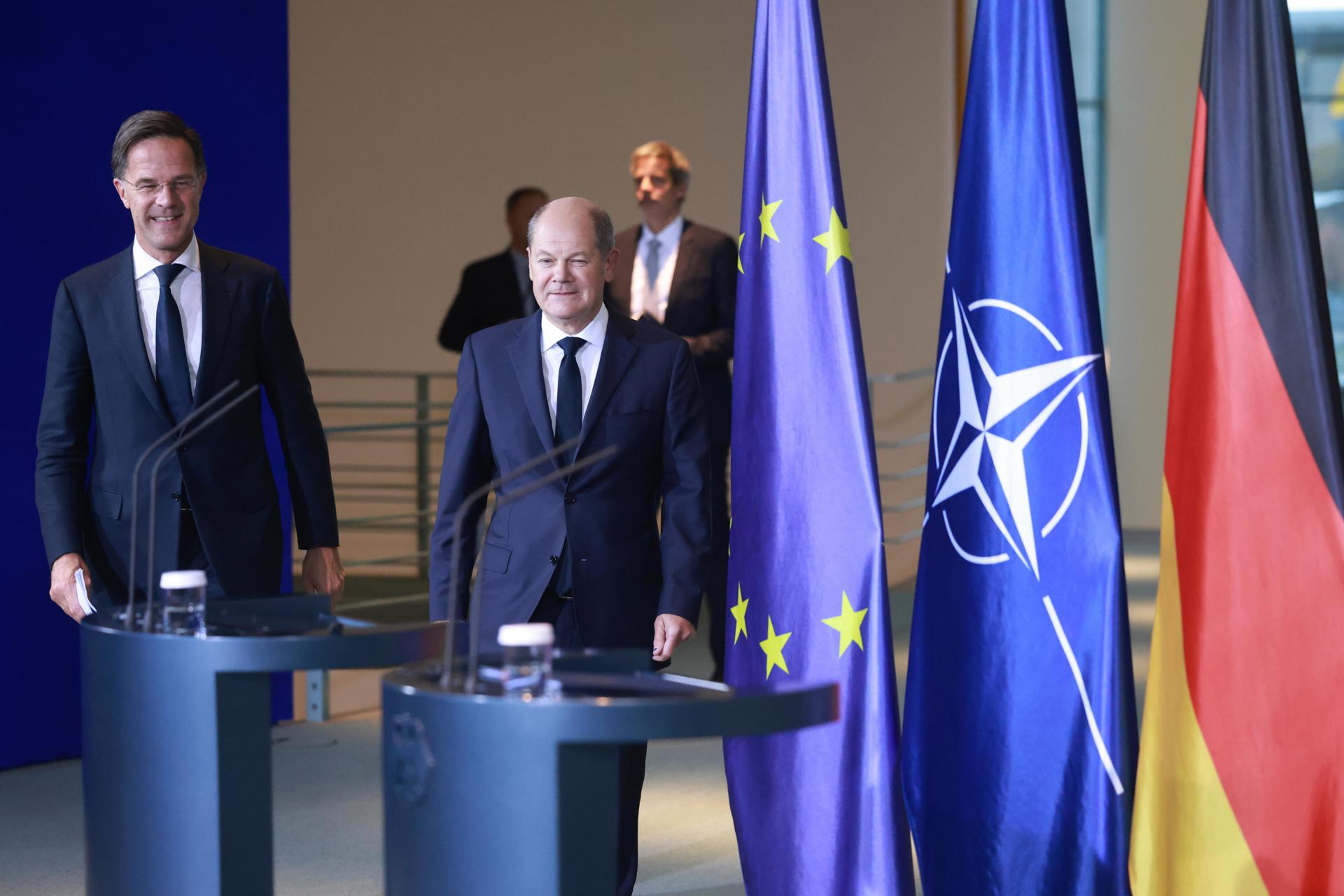 El canciller alemán Olaf Scholz (D) y el secretario general de la OTAN Mark Rutte asisten a una conferencia de prensa en la Cancillería en Berlín, Alemania, 04 de noviembre de 2024. El Canciller alemán Olaf Scholz y el Secretario General de la OTAN Rutte se reunieron para conversaciones bilaterales. (Germany) EFE/EPA/CLEMENS BILAN