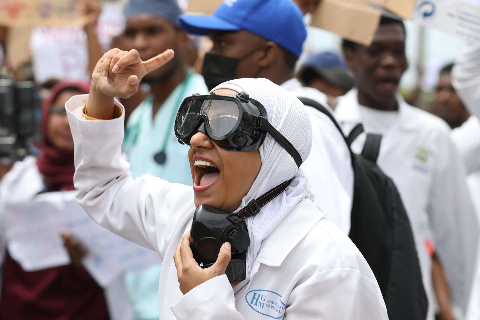 Un manifestante grita durante una marcha organizada por profesionales de la salud mozambicanos, liderada por médicos en Maputo, Mozambique, 05 de noviembre de 2024. La manifestación es considerada la primera en Maputo desde la suspensión de actividades para impugnar los resultados electorales. EFE/EPA/LUISA NHANTUMBO
