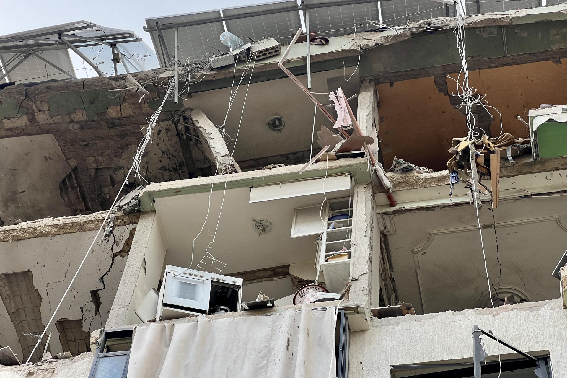 La gente inspecciona los escombros de un edificio dañado por un ataque aéreo israelí en la zona de Haret Saida de Sidón, Líbano, el 3 de noviembre de 2024.EFE/EPA/Stringer
