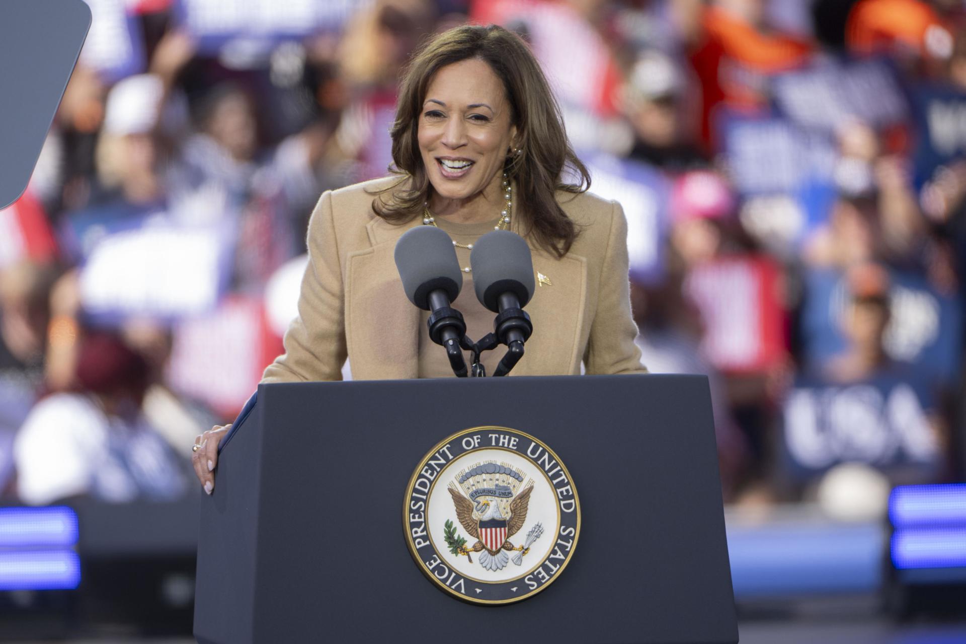 La candidata presidencial demócrata y actual vicepresidenta de Estados Unidos, Kamala Harris, se dirige a sus partidarios en un mitin de campaña celebrado en el Centro Cívico de Atlanta, en Atlanta, Georgia, EE. UU., el 2 de noviembre de 2024.EFE/EPA/Edward M. Pio Roda
