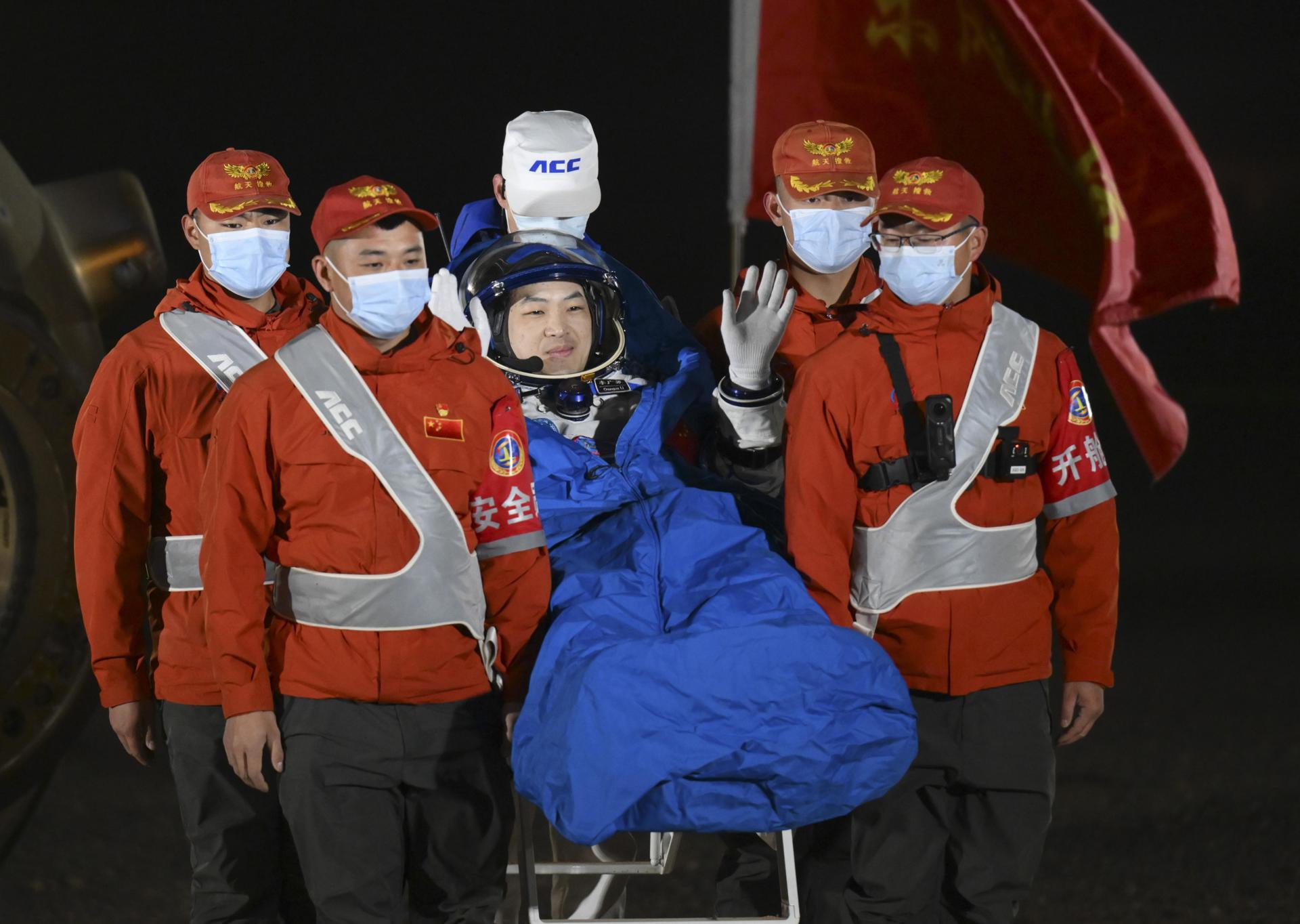 El astronauta chino Li Guangsu (C) saluda mientras es sacado de la cápsula de retorno de la nave espacial tripulada Shenzhou-18 en el sitio de aterrizaje Dongfeng, en la Región Autónoma de Mongolia Interior, al norte de China, 04 de noviembre de 2024.EFE/XINHUA
