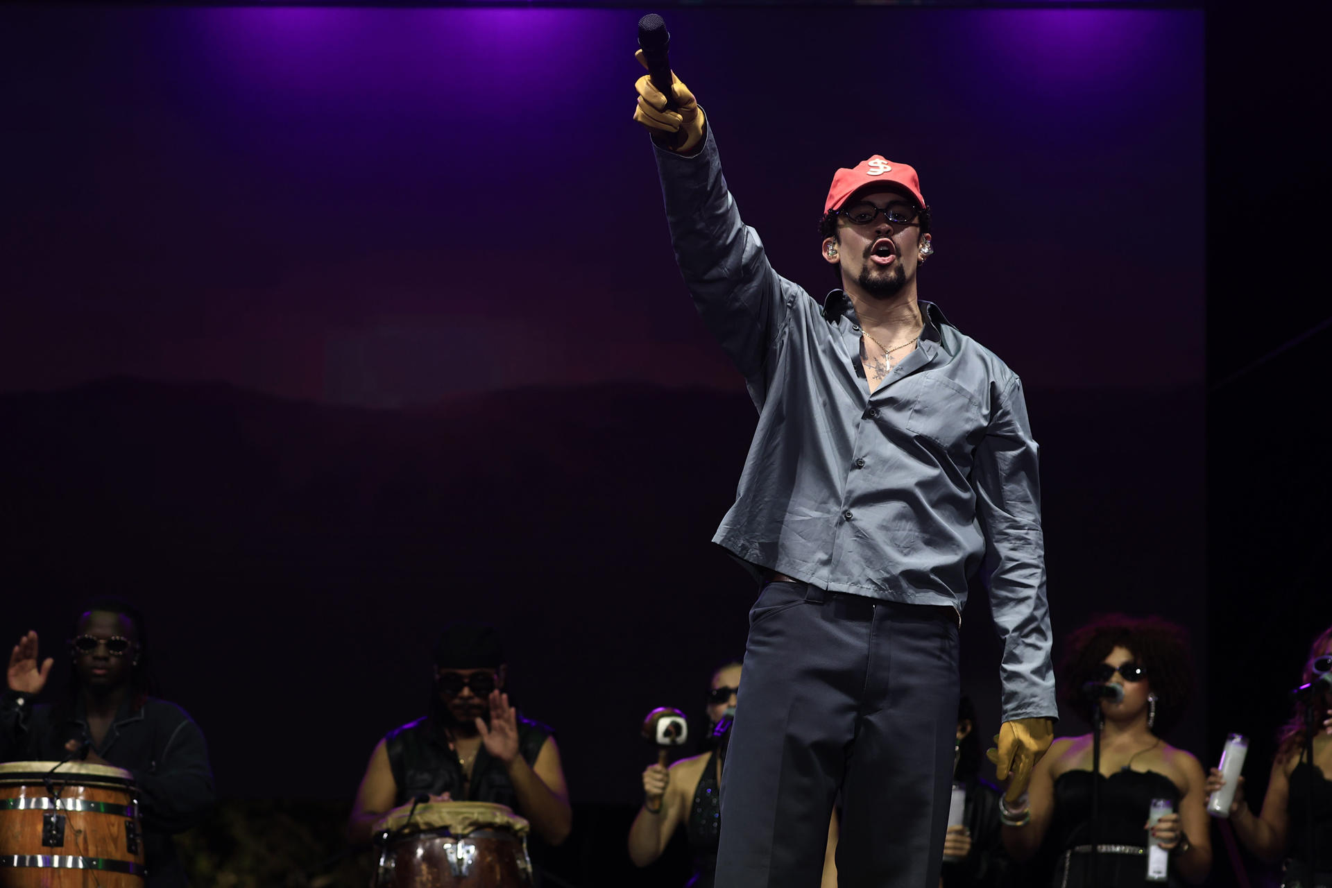 El cantante puertorriqueño Bad Bunny canta durante el cierre de campaña de la alianza entre el Partido Independentista y Victoria Ciudadana este domingo, en San Juan (Puerto Rico). EFE/ Thais Llorca
