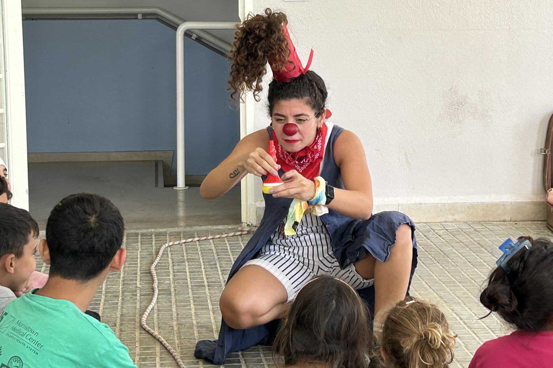 Payasos de la asociación Clown me In actúan ante una veintena de niños en un centro social de la localidad libanesa de Baabdat como parte de su programa itinerante de espectáculos para atender la salud mental de los menores. EFE/Rosa Soto