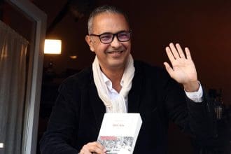 El escritor argelino Kamel Daoud saluda en el restaurante Drouant tras ganar el Premio Literario Goncourt 2024 por su libro 'Houris' en París, el 4 de noviembre de 2024. EFE/EPA/CHRISTOPHE PETIT TESSON